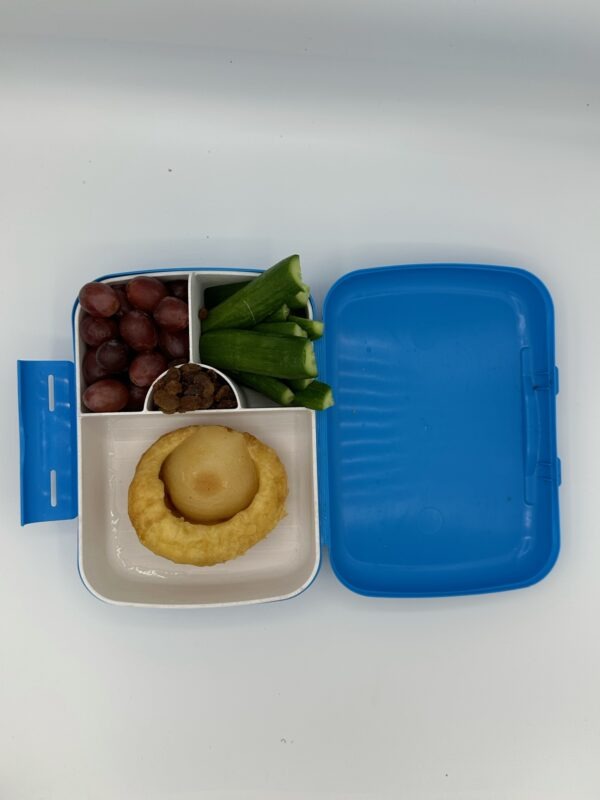 NjaNja gezonde lunchbox op school geleverd: appelrol, babykomkommer, druiven, rozijnen