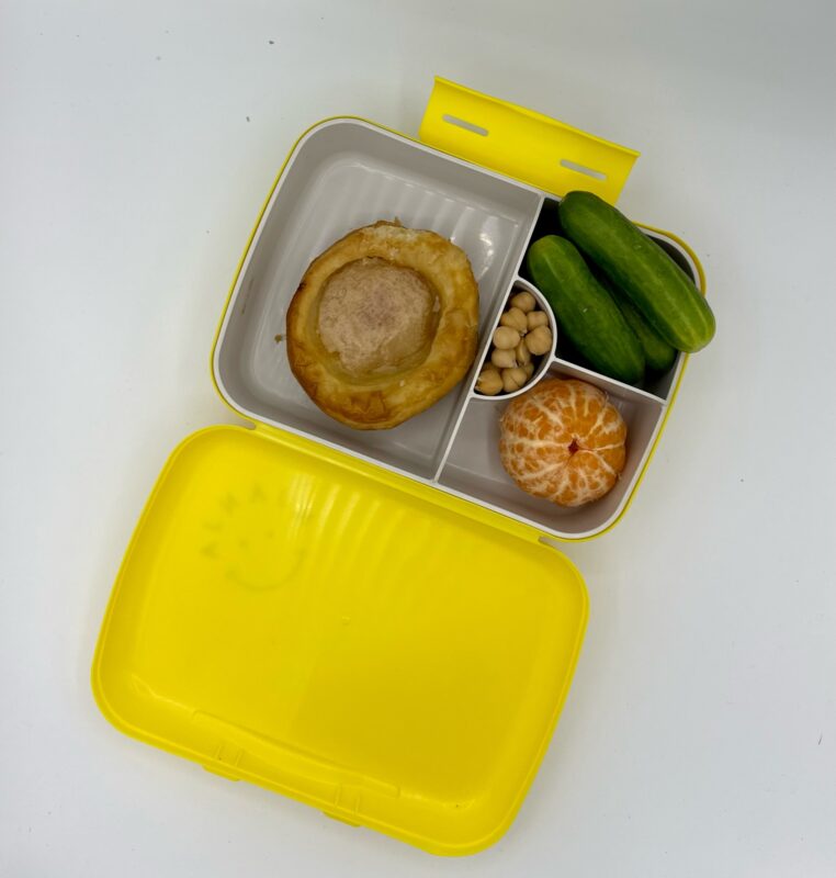 NjaNja gezonde lunchbox op school geleverd: appelrol, babykomkommer, mandarijn, kikkererwten