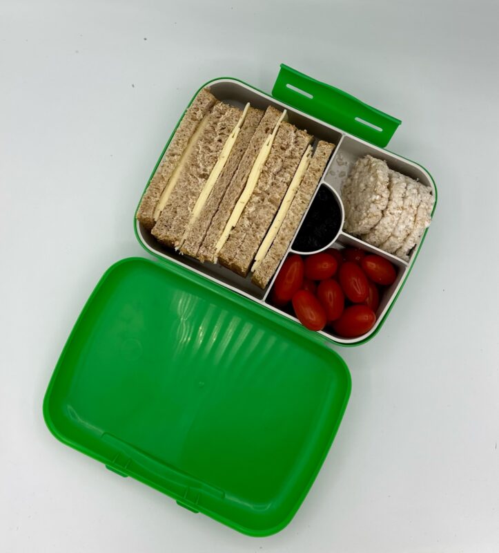 NjaNja gezonde lunchbox op school geleverd: boterham kaas, kerstomaten, rijstcrackers, rozijnen