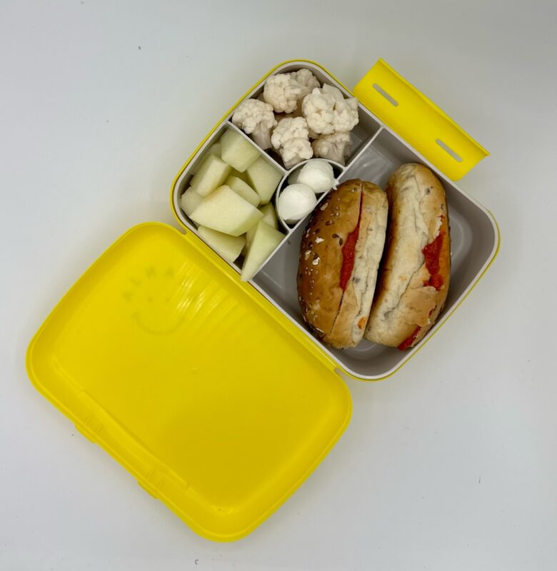 NjaNja gezonde lunchbox op school geleverd: sandwich paprikaspread, meloen, bloemkool, mozarellabolletje