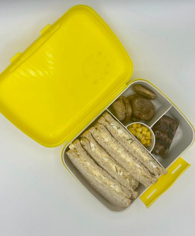 NjaNja gezonde lunchbox op school geleverd: Njanja-brooddoos-boterham eiersalade-groentenbrownie-gedroogde vijg-maïs