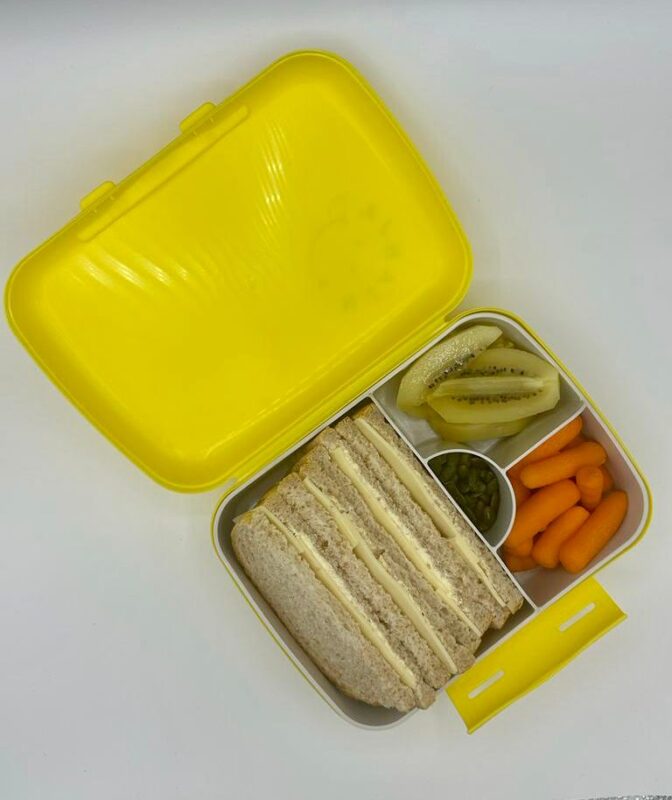 NjaNja gezonde lunchbox op school geleverd: Njanja-brooddoos-boterham kaas-wortel-kiwi-pompoenpitten-schuin