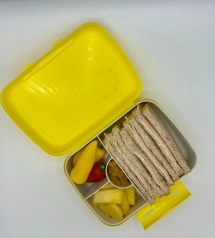 NjaNja gezonde lunchbox op school geleverd: Njanja-brooddoos-boterham kalkoen-paprika-ananas-rozijnen-schuin