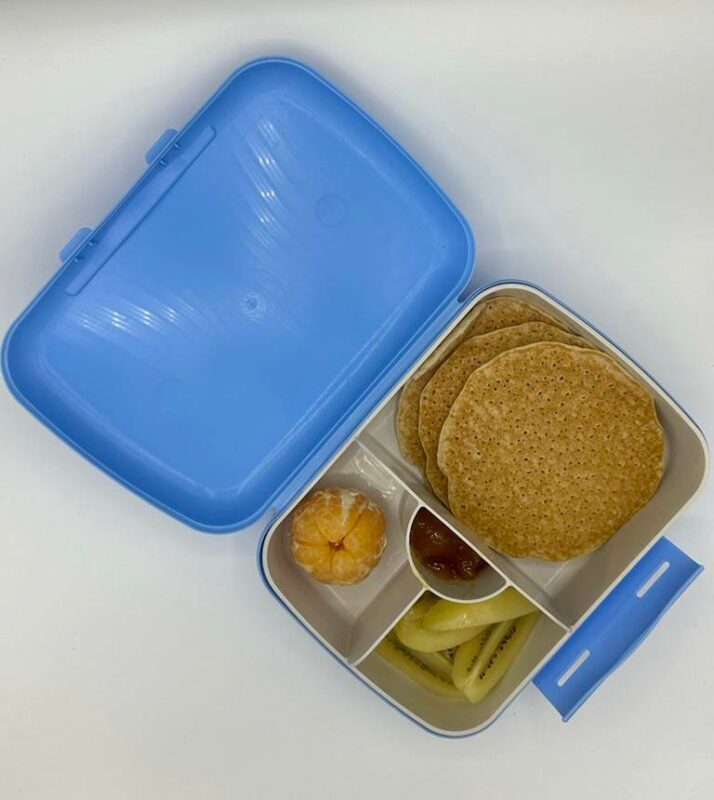 NjaNja gezonde lunchbox op school geleverd: Njanja-brooddoos-mini pannenkoek-kiwi-mandarijn-abrikozenconfituur -schuin