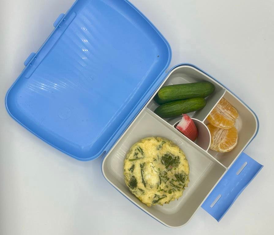 NjaNja gezonde lunchbox op school geleverd: Njanja-brooddoos-quiche tomaat mozarella-babykomkommer-mandarijn-surimi-schuin