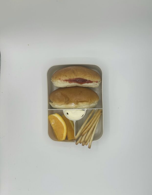 njanja brooddoos-sandwich hotdogworstje-sandwich aardbeiconfituur-sinaasappel-grissini-smeerkaas-recht